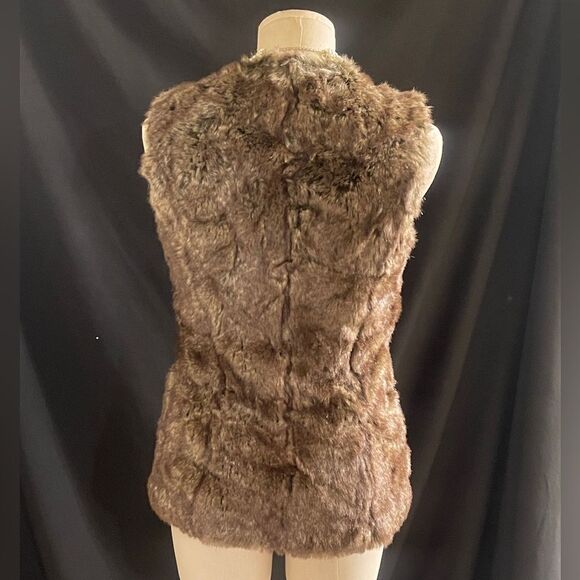 Chic Faux Fur Clasp Closure Vest - Picture 3 of 3